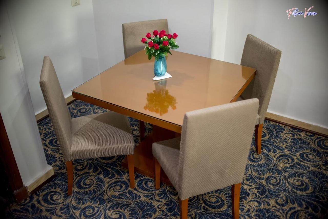 Rehana Plaza Hotel 카이로 외부 사진 A dining table with four chairs